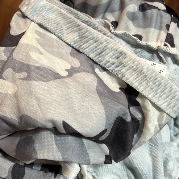 Camo white gray black light weight pant rolled cuff size 2XL
Terri cloth inside - Picture 5 of 5